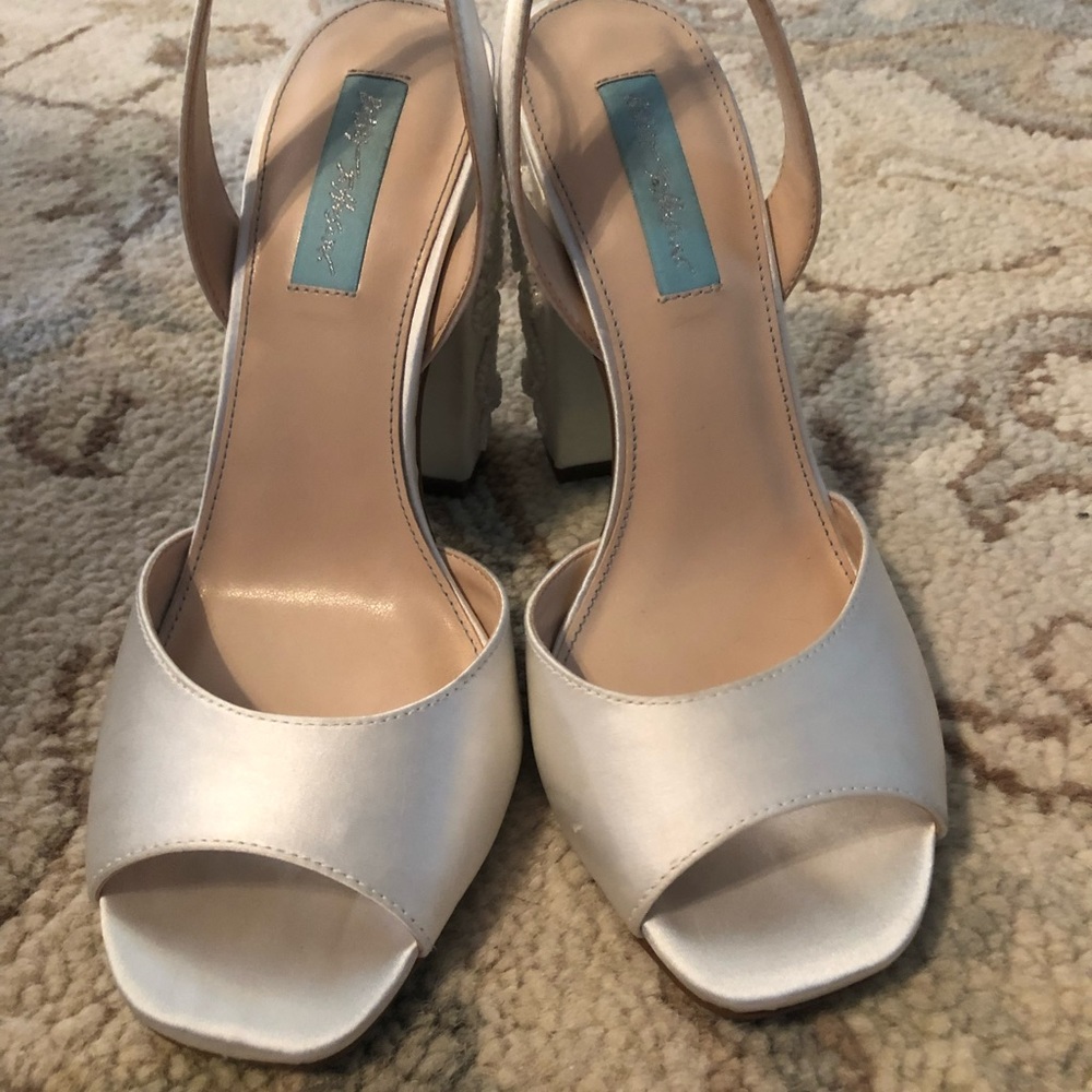Blue by Betsey Johnson bejeweled ivory & satin shoes 8.5 - Picture 3 of 5